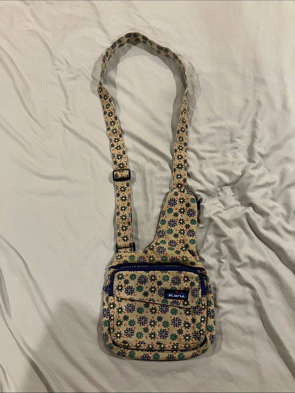 Kavu Beige Floral Rope Sling Bag with Blue Accents